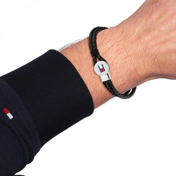 Διπλό βραχιόλι Tommy Hilfiger 2790654 δερμάτινο σε μαύρο χρώμα που δένει με ατσάλινο κούμπωμα σε ασημί χρώμα, φορεμένο.